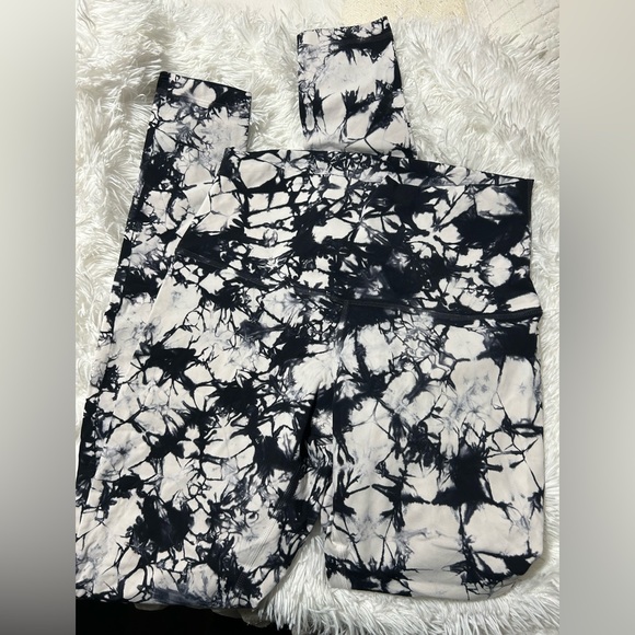 Women’s size 8 lululemon shibori leggings - Picture 5 of 5